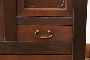 五尺水屋箪笥サイドボードをリペア&カスタム!背面に跳ね上げ式カウンターを取り付け。倹飩式扉を右開き戸へ変更。建具は麻の葉模様ガラス、クリアガラスと金網を組み入れ。2トーンの色味で着色し仕上げ。(収納棚、戸棚、キャビネット、食器棚)