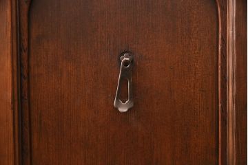 五尺水屋箪笥サイドボードをリペア&カスタム!背面に跳ね上げ式カウンターを取り付け。倹飩式扉を右開き戸へ変更。建具は麻の葉模様ガラス、クリアガラスと金網を組み入れ。2トーンの色味で着色し仕上げ。(収納棚、戸棚、キャビネット、食器棚)