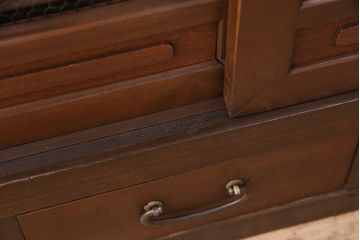 五尺水屋箪笥サイドボードをリペア&カスタム!背面に跳ね上げ式カウンターを取り付け。倹飩式扉を右開き戸へ変更。建具は麻の葉模様ガラス、クリアガラスと金網を組み入れ。2トーンの色味で着色し仕上げ。(収納棚、戸棚、キャビネット、食器棚)