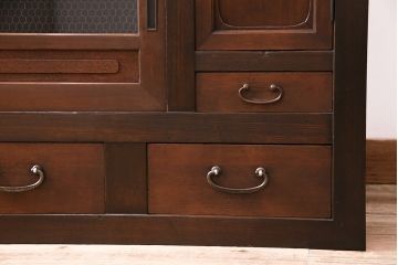 五尺水屋箪笥サイドボードをリペア&カスタム!背面に跳ね上げ式カウンターを取り付け。倹飩式扉を右開き戸へ変更。建具は麻の葉模様ガラス、クリアガラスと金網を組み入れ。2トーンの色味で着色し仕上げ。(収納棚、戸棚、キャビネット、食器棚)