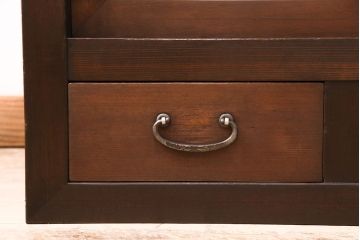 五尺水屋箪笥サイドボードをリペア&カスタム!背面に跳ね上げ式カウンターを取り付け。倹飩式扉を右開き戸へ変更。建具は麻の葉模様ガラス、クリアガラスと金網を組み入れ。2トーンの色味で着色し仕上げ。(収納棚、戸棚、キャビネット、食器棚)