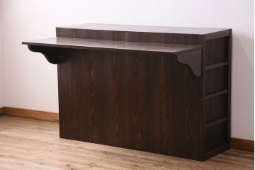 五尺水屋箪笥サイドボードをリペア&カスタム!背面に跳ね上げ式カウンターを取り付け。倹飩式扉を右開き戸へ変更。建具は麻の葉模様ガラス、クリアガラスと金網を組み入れ。2トーンの色味で着色し仕上げ。(収納棚、戸棚、キャビネット、食器棚)