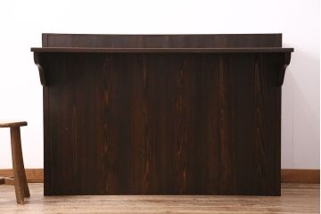 五尺水屋箪笥サイドボードをリペア&カスタム!背面に跳ね上げ式カウンターを取り付け。倹飩式扉を右開き戸へ変更。建具は麻の葉模様ガラス、クリアガラスと金網を組み入れ。2トーンの色味で着色し仕上げ。(収納棚、戸棚、キャビネット、食器棚)