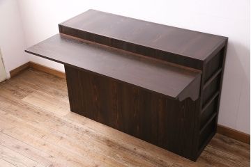五尺水屋箪笥サイドボードをリペア&カスタム!背面に跳ね上げ式カウンターを取り付け。倹飩式扉を右開き戸へ変更。建具は麻の葉模様ガラス、クリアガラスと金網を組み入れ。2トーンの色味で着色し仕上げ。(収納棚、戸棚、キャビネット、食器棚)