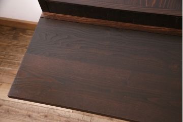 五尺水屋箪笥サイドボードをリペア&カスタム!背面に跳ね上げ式カウンターを取り付け。倹飩式扉を右開き戸へ変更。建具は麻の葉模様ガラス、クリアガラスと金網を組み入れ。2トーンの色味で着色し仕上げ。(収納棚、戸棚、キャビネット、食器棚)