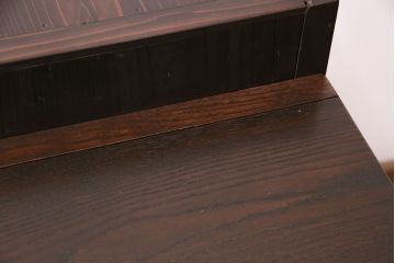 五尺水屋箪笥サイドボードをリペア&カスタム!背面に跳ね上げ式カウンターを取り付け。倹飩式扉を右開き戸へ変更。建具は麻の葉模様ガラス、クリアガラスと金網を組み入れ。2トーンの色味で着色し仕上げ。(収納棚、戸棚、キャビネット、食器棚)