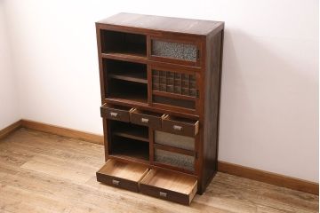 昭和初期のガラス戸棚をリペア&カスタム!上下段の建具は結霜ガラス、中段は格子裏にクリアガラスを組み入れ。取り外し可能な棚板をせっち。現状に近しい色味に着色し仕上げ。(収納棚、キャビネット、食器棚)