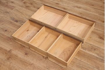 昭和初期のガラス戸棚をリペア&カスタム!上下段の建具は結霜ガラス、中段は格子裏にクリアガラスを組み入れ。取り外し可能な棚板をせっち。現状に近しい色味に着色し仕上げ。(収納棚、キャビネット、食器棚)