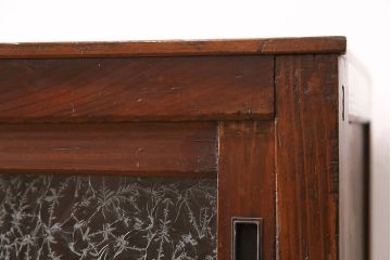 昭和初期のガラス戸棚をリペア&カスタム!上下段の建具は結霜ガラス、中段は格子裏にクリアガラスを組み入れ。取り外し可能な棚板をせっち。現状に近しい色味に着色し仕上げ。(収納棚、キャビネット、食器棚)