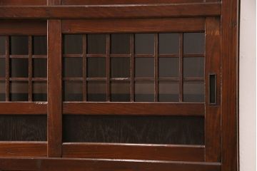 昭和初期のガラス戸棚をリペア&カスタム!上下段の建具は結霜ガラス、中段は格子裏にクリアガラスを組み入れ。取り外し可能な棚板をせっち。現状に近しい色味に着色し仕上げ。(収納棚、キャビネット、食器棚)