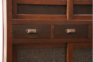 昭和初期のガラス戸棚をリペア&カスタム!上下段の建具は結霜ガラス、中段は格子裏にクリアガラスを組み入れ。取り外し可能な棚板をせっち。現状に近しい色味に着色し仕上げ。(収納棚、キャビネット、食器棚)