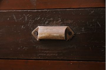 昭和初期のガラス戸棚をリペア&カスタム!上下段の建具は結霜ガラス、中段は格子裏にクリアガラスを組み入れ。取り外し可能な棚板をせっち。現状に近しい色味に着色し仕上げ。(収納棚、キャビネット、食器棚)