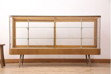 昭和中期のガラスケースをリペア&カスタム!割れたガラスの入れ替え。ガラス棚板の追加。本体下部は突板を貼り補修。ワックス仕上げ。(ショーケース、陳列棚)