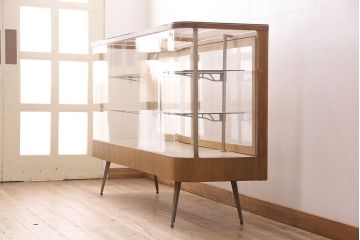 昭和中期のガラスケースをリペア&カスタム!割れたガラスの入れ替え。ガラス棚板の追加。本体下部は突板を貼り補修。ワックス仕上げ。(ショーケース、陳列棚)