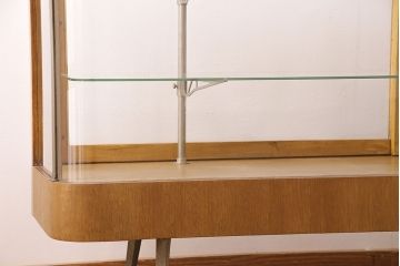 昭和中期のガラスケースをリペア&カスタム!割れたガラスの入れ替え。ガラス棚板の追加。本体下部は突板を貼り補修。ワックス仕上げ。(ショーケース、陳列棚)
