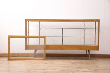 昭和中期のガラスケースをリペア&カスタム!割れたガラスの入れ替え。ガラス棚板の追加。本体下部は突板を貼り補修。ワックス仕上げ。(ショーケース、陳列棚)
