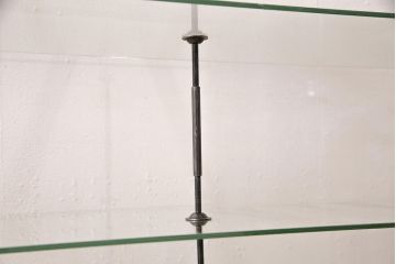 昭和中期のガラスケースをリペア&カスタム!割れたガラスの入れ替え。ガラス棚板の追加。本体下部は突板を貼り補修。ワックス仕上げ。(ショーケース、陳列棚)