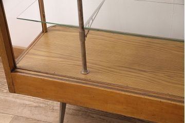 昭和中期のガラスケースをリペア&カスタム!割れたガラスの入れ替え。ガラス棚板の追加。本体下部は突板を貼り補修。ワックス仕上げ。(ショーケース、陳列棚)
