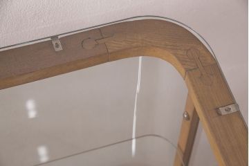 昭和中期のガラスケースをリペア&カスタム!割れたガラスの入れ替え。ガラス棚板の追加。本体下部は突板を貼り補修。ワックス仕上げ。(ショーケース、陳列棚)