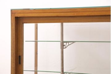昭和中期のガラスケースをリペア&カスタム!割れたガラスの入れ替え。ガラス棚板の追加。本体下部は突板を貼り補修。ワックス仕上げ。(ショーケース、陳列棚)