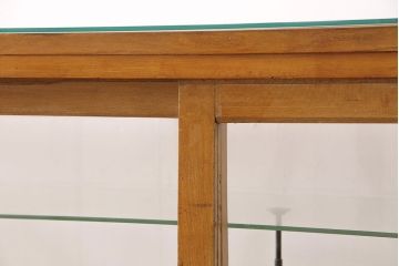 昭和中期のガラスケースをリペア&カスタム!割れたガラスの入れ替え。ガラス棚板の追加。本体下部は突板を貼り補修。ワックス仕上げ。(ショーケース、陳列棚)