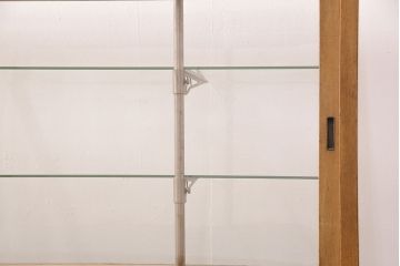 昭和中期のガラスケースをリペア&カスタム!割れたガラスの入れ替え。ガラス棚板の追加。本体下部は突板を貼り補修。ワックス仕上げ。(ショーケース、陳列棚)