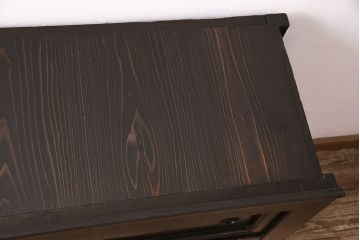明治期の四尺水屋箪笥サイドボードの見た目を変えずに綺麗にリペア!可動部の調整を行い、天板を補強。1トーン明るい色味に着色し仕上げ。(収納棚、戸棚、食器棚)