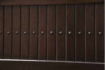 明治期の四尺水屋箪笥サイドボードの見た目を変えずに綺麗にリペア!可動部の調整を行い、天板を補強。1トーン明るい色味に着色し仕上げ。(収納棚、戸棚、食器棚)