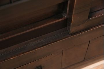 明治期の四尺水屋箪笥サイドボードの見た目を変えずに綺麗にリペア!可動部の調整を行い、天板を補強。1トーン明るい色味に着色し仕上げ。(収納棚、戸棚、食器棚)