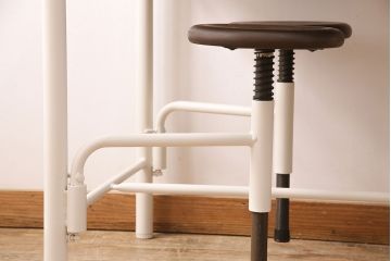 格納スツール4脚付きテーブルをリペア&カスタム!可動部の調整を行い、アンティークホワイトのペイント仕上げ。(ダイニングテーブル、作業台、椅子)
