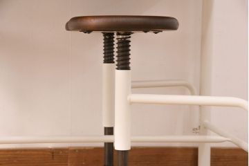 格納スツール4脚付きテーブルをリペア&カスタム!可動部の調整を行い、アンティークホワイトのペイント仕上げ。(ダイニングテーブル、作業台、椅子)