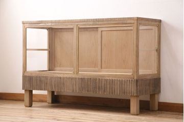 大正期のガラスケースをリペア&カスタム!背面の欠損した建具を製作。既存の脚を撤去し、角脚を取り付け。真鍮製の引き手を取り付け。(ショーケース、陳列棚)