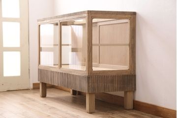 大正期のガラスケースをリペア&カスタム!背面の欠損した建具を製作。既存の脚を撤去し、角脚を取り付け。真鍮製の引き手を取り付け。(ショーケース、陳列棚)