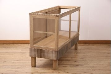 大正期のガラスケースをリペア&カスタム!背面の欠損した建具を製作。既存の脚を撤去し、角脚を取り付け。真鍮製の引き手を取り付け。(ショーケース、陳列棚)