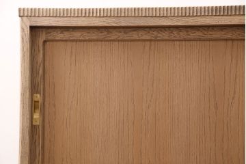 大正期のガラスケースをリペア&カスタム!背面の欠損した建具を製作。既存の脚を撤去し、角脚を取り付け。真鍮製の引き手を取り付け。(ショーケース、陳列棚)