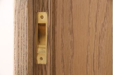 大正期のガラスケースをリペア&カスタム!背面の欠損した建具を製作。既存の脚を撤去し、角脚を取り付け。真鍮製の引き手を取り付け。(ショーケース、陳列棚)
