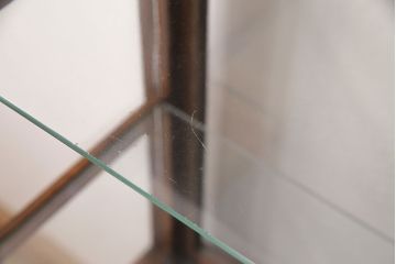 昭和初期のガラスケースをリペア&カスタム!ガラス天板に変更。丸脚を取り付け。濃い茶色で着色し仕上げ。(ショーケース、陳列棚)