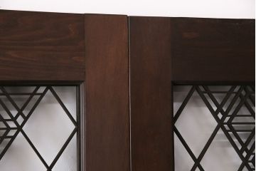 昭和中期の組子ガラス戸2枚をリペア&カスタム!枠を新たに製作し、組子と強化ガラスを組み入れ。濃い茶色で着色し仕上げ。(引き戸、建具)