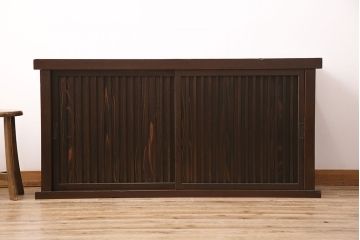 水屋箪笥サイドボードをリペア&カスタム!建具は縦格子を製作。収納部はセパレートさせ、可動式の棚板を設置。現状に近しい色味に着色し仕上げ。(収納棚、戸棚、リビングボード、下駄箱)