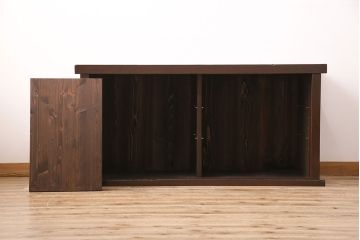 水屋箪笥サイドボードをリペア&カスタム!建具は縦格子を製作。収納部はセパレートさせ、可動式の棚板を設置。現状に近しい色味に着色し仕上げ。(収納棚、戸棚、リビングボード、下駄箱)