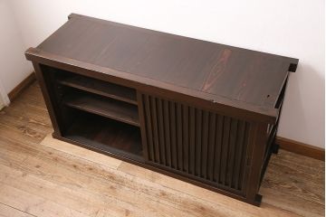 水屋箪笥サイドボードをリペア&カスタム!建具は縦格子を製作。収納部はセパレートさせ、可動式の棚板を設置。現状に近しい色味に着色し仕上げ。(収納棚、戸棚、リビングボード、下駄箱)