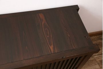 水屋箪笥サイドボードをリペア&カスタム!建具は縦格子を製作。収納部はセパレートさせ、可動式の棚板を設置。現状に近しい色味に着色し仕上げ。(収納棚、戸棚、リビングボード、下駄箱)