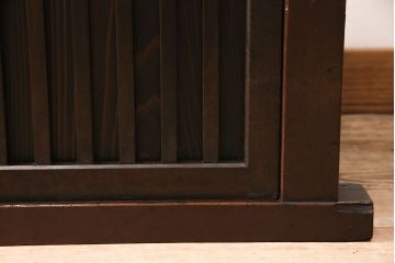 水屋箪笥サイドボードをリペア&カスタム!建具は縦格子を製作。収納部はセパレートさせ、可動式の棚板を設置。現状に近しい色味に着色し仕上げ。(収納棚、戸棚、リビングボード、下駄箱)