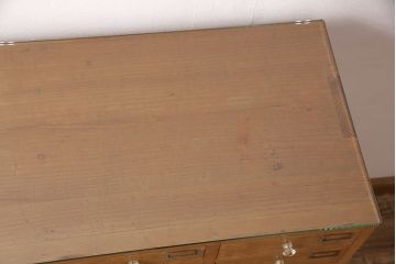 昭和初期のチェストをリペア&カスタム!傷んだ木部、パーツの交換。ガラス天板、木製脚を取り付け。黄味がかった茶色で着色し仕上げ。(チェスト、引き出し)