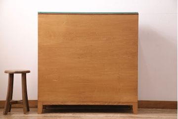 昭和初期のチェストをリペア&カスタム!傷んだ木部、パーツの交換。ガラス天板、木製脚を取り付け。黄味がかった茶色で着色し仕上げ。(チェスト、引き出し)