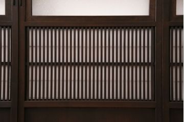 昭和初期の格子戸4枚をリペア&カスタム!クリアガラスを結霜ガラスへ入れ替え。障子の張り替え。濃い茶色で着色し仕上げ。(引き戸、建具)