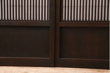 昭和初期の格子戸4枚をリペア&カスタム!クリアガラスを結霜ガラスへ入れ替え。障子の張り替え。濃い茶色で着色し仕上げ。(引き戸、建具)