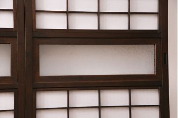 昭和初期の格子戸4枚をリペア&カスタム!クリアガラスを結霜ガラスへ入れ替え。障子の張り替え。濃い茶色で着色し仕上げ。(引き戸、建具)