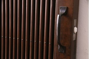 明治大正期の蔵戸をリペア&カスタム!取っ手、蝶番を取り付けドアにリメイク。設置場所に合わせてリサイズ。格子裏にアクリルワーロンを組み入れ。(玄関戸、玄関ドア、建具)