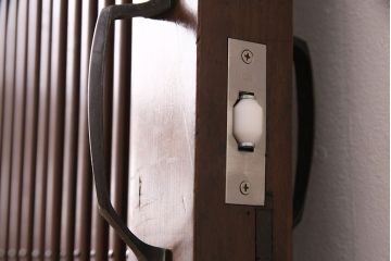 明治大正期の蔵戸をリペア&カスタム!取っ手、蝶番を取り付けドアにリメイク。設置場所に合わせてリサイズ。格子裏にアクリルワーロンを組み入れ。(玄関戸、玄関ドア、建具)